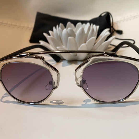 Sunglasses includes a soft case - Picture 5 of 5